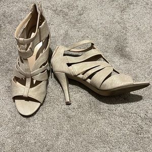 Unisa size 7 tan heels